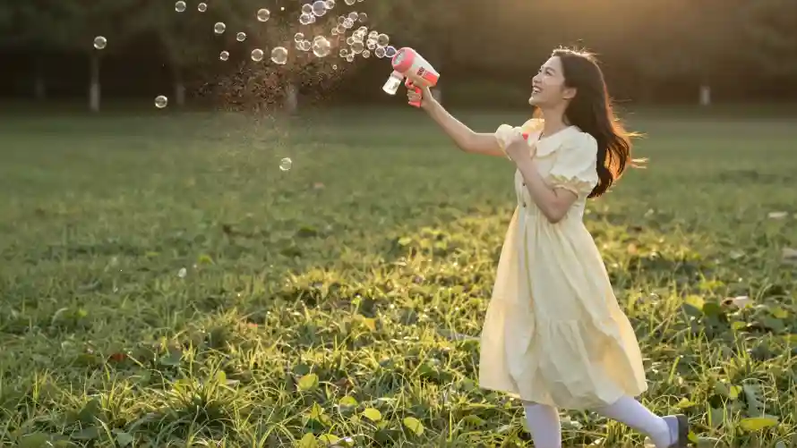 4k夏日壁纸 - 户外 - 泡泡 - 白袜「哲风壁纸」