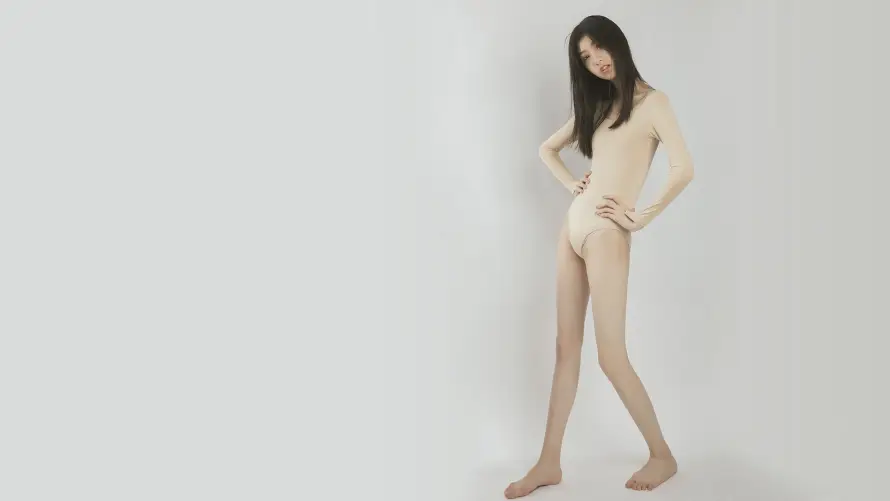 4k少女壁纸 - 站姿 - 简约 - 美女「哲风壁纸」