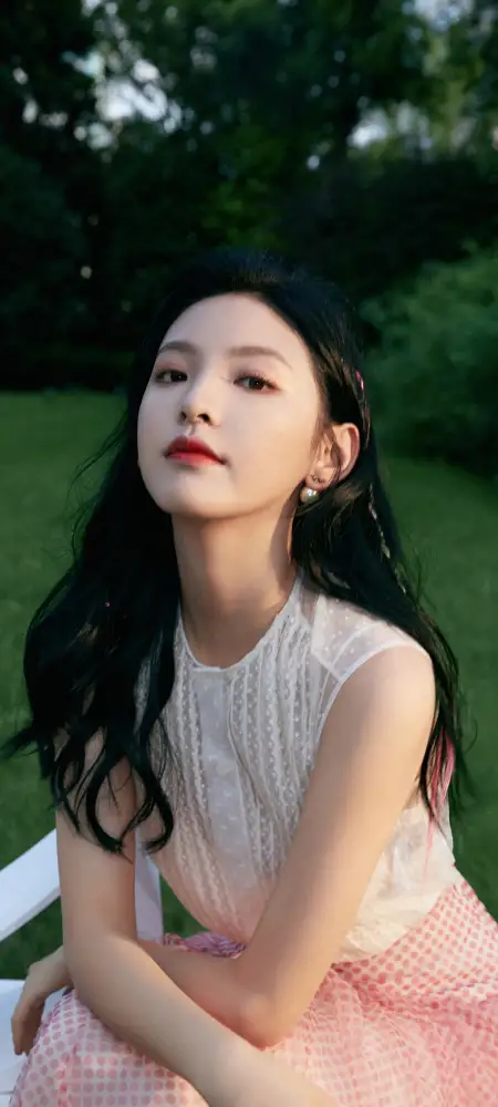 《草坪》手机壁纸-章若楠图片-美女明星星眼「哲风壁纸」