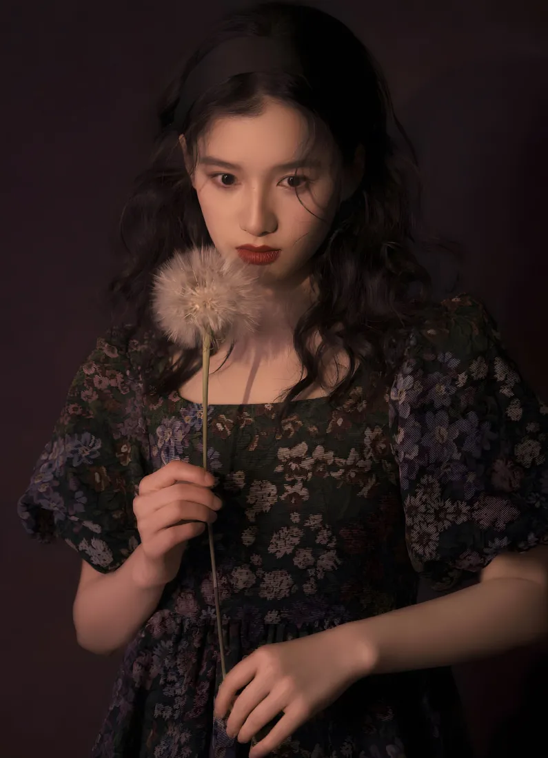 《张婧仪》手机壁纸-油画风背景图片碎花裙「哲风壁纸」
