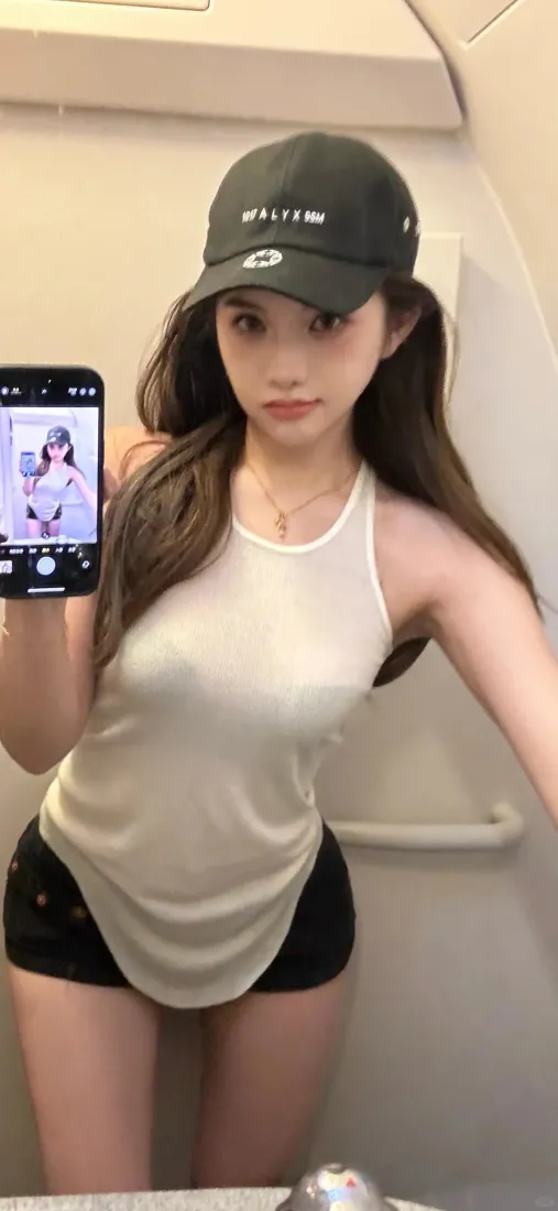 性感美女戴帽自拍壁纸｜白透上衣短裤超吸睛「哲风壁纸」