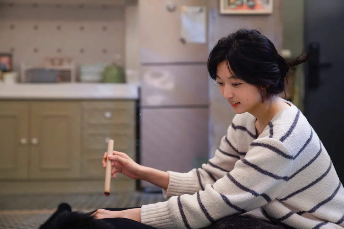 10k孙千手拿木棒的可爱形象壁纸｜孙千背景图片「哲风壁纸」