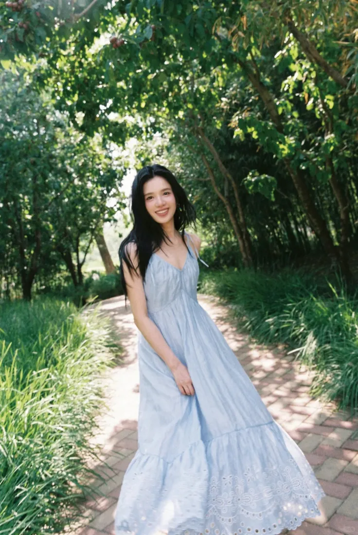 张婧仪穿蓝裙漫步林间的清新壁纸 - 张婧仪「哲风壁纸」