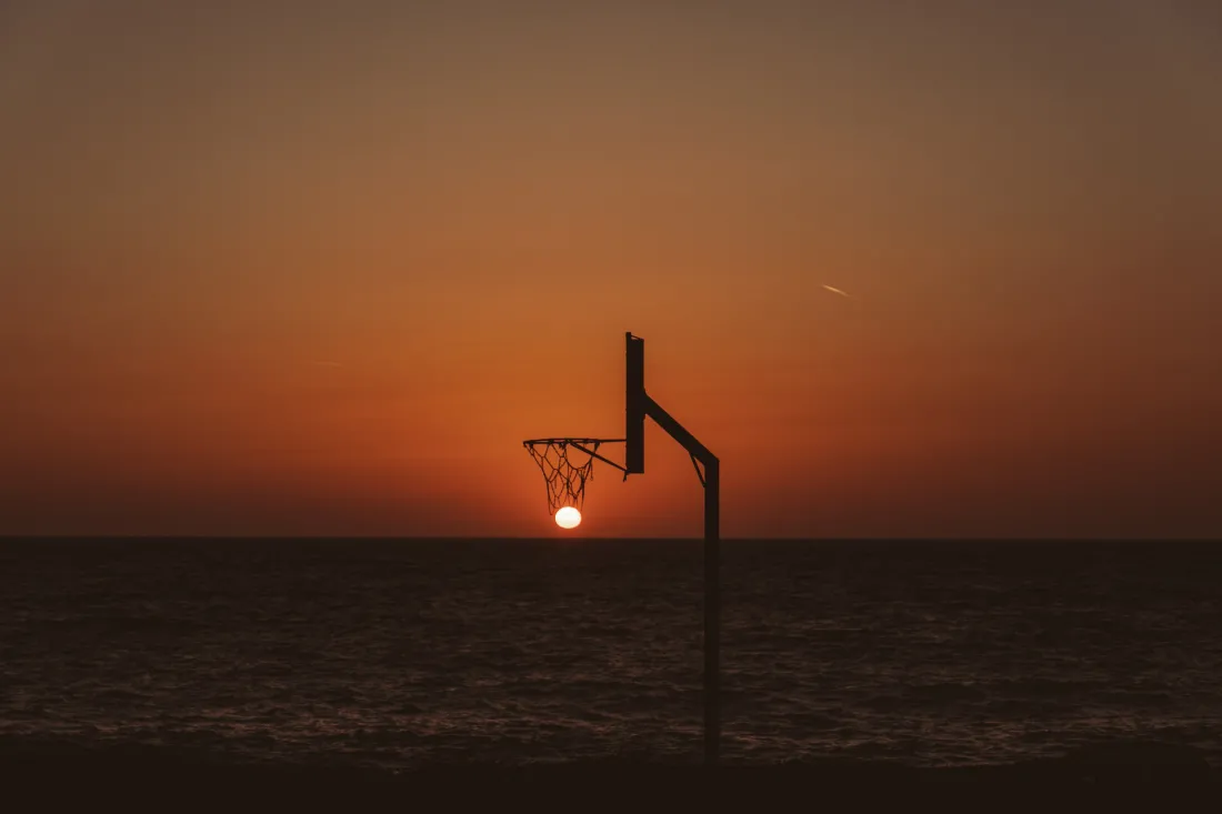 4kNBA日落夕阳海边篮球架背景图片 - 超美「哲风壁纸」