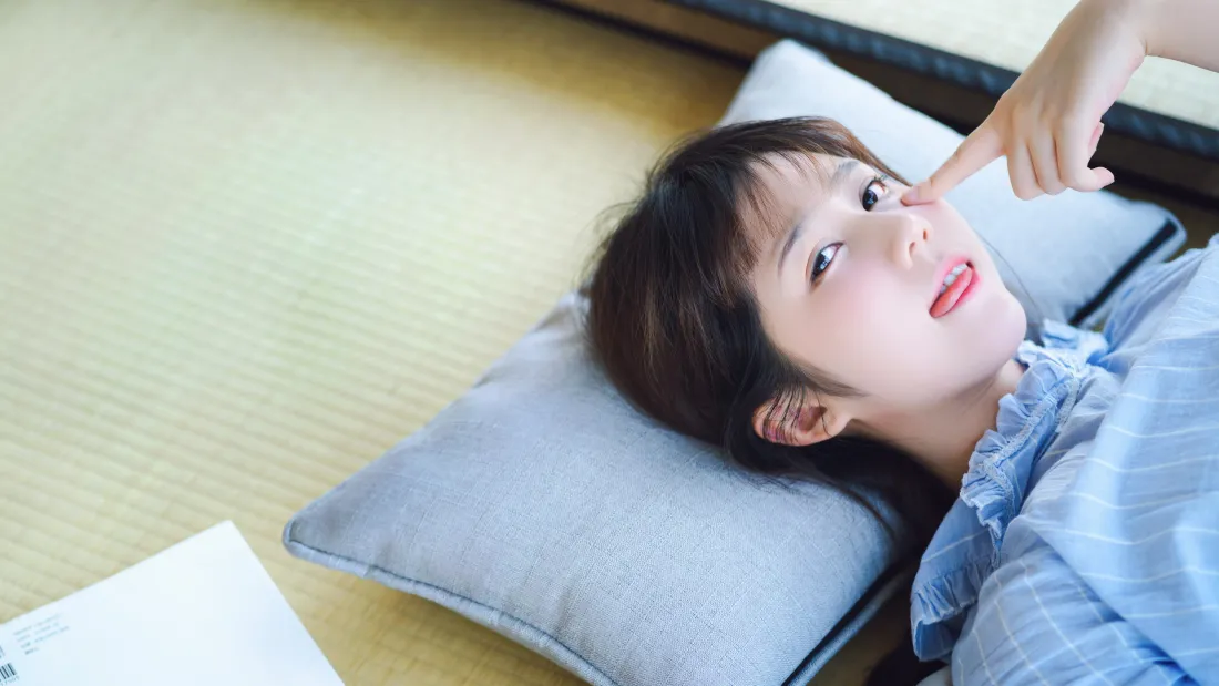 4k日系美女｜清新可爱榻榻米躺卧「哲风壁纸」