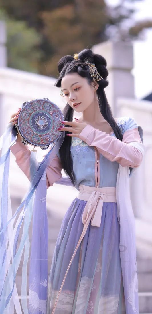 (古风少女｜古典汉服背景图片 - 团扇雅韵)「哲风壁纸」