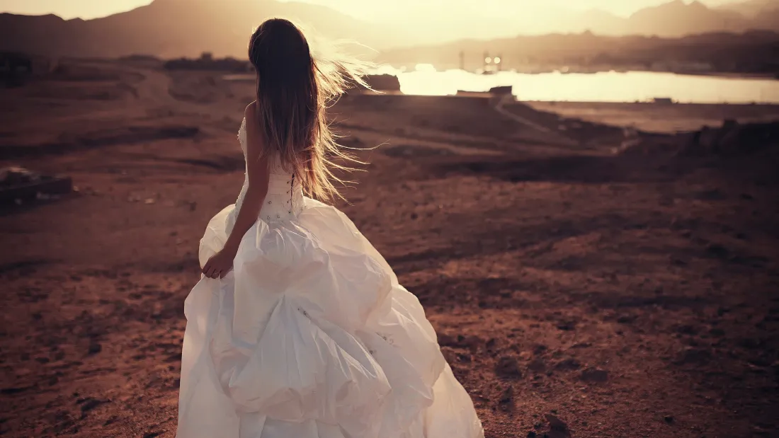 2k美女壁纸｜荒漠夕阳背景图片 - 迷人背影「哲风壁纸」