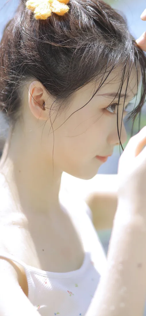 少女洋溢｜阳光花朵背景图片 - 青春「哲风壁纸」