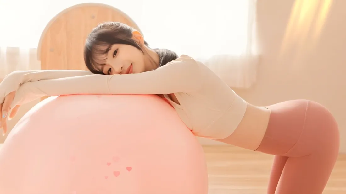 2k瑜伽美女壁纸｜室内柔光背景图片 - 瑜伽球练习「哲风壁纸」
