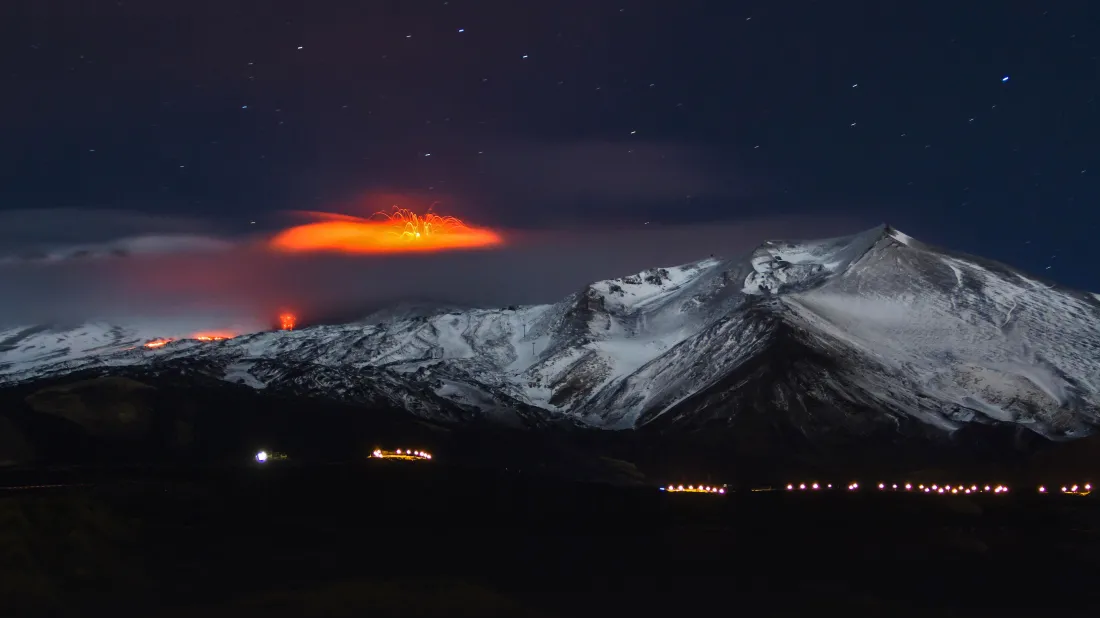 4k雪山火山夜景壁纸｜自然风景背景图片 - 星空熔岩「哲风壁纸」