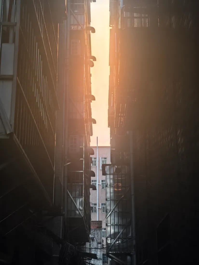 城中村手机壁纸｜夕阳天空背景图片 - 城市巷弄「哲风壁纸」