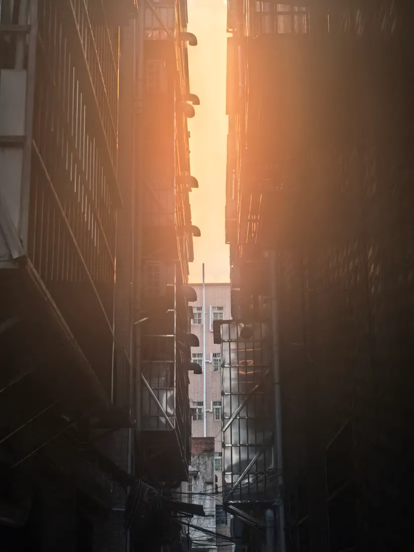 城中村手机壁纸｜建筑间隙天空背景图片 - 暮色光影「哲风壁纸」