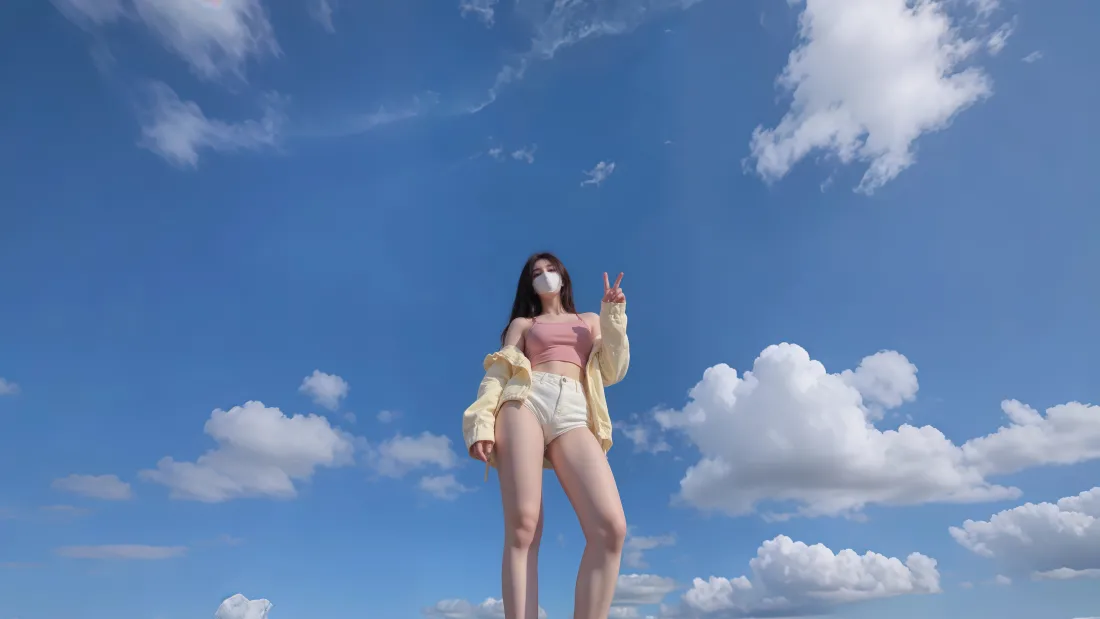 4k夏日晴空壁纸｜美女仰拍背景图片 - 热裤长腿「哲风壁纸」