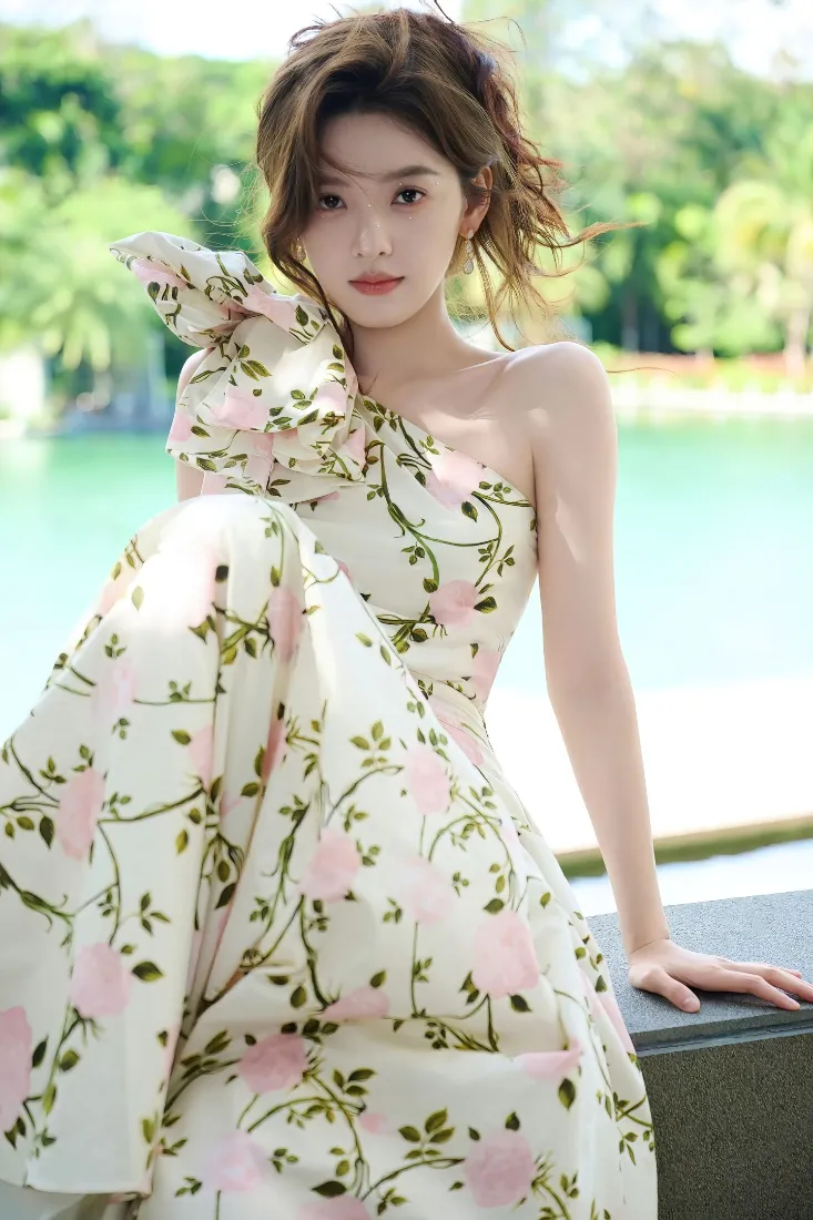 章若楠碎花裙手机壁纸｜清新户外背景图片 - 美女「哲风壁纸」