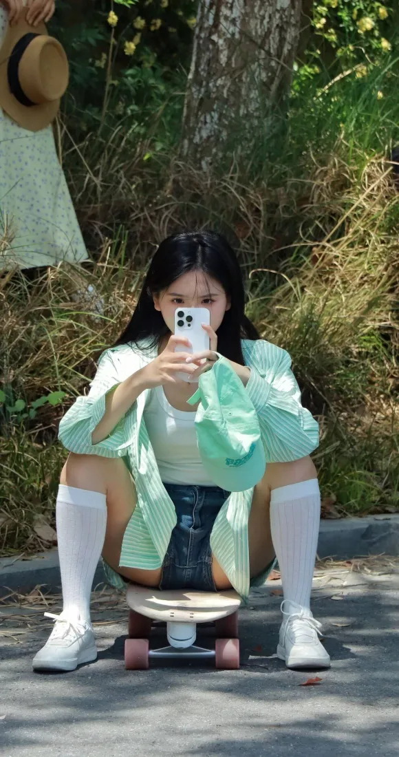 美女自拍｜滑板少女背景图片 - 自然「哲风壁纸」