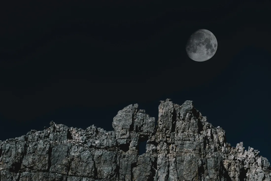 4k满月壁纸｜岩石山峰背景 - 夜空「哲风壁纸」