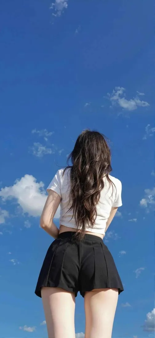 女生背影手机壁纸｜蓝天背景图片 - 白云「哲风壁纸」