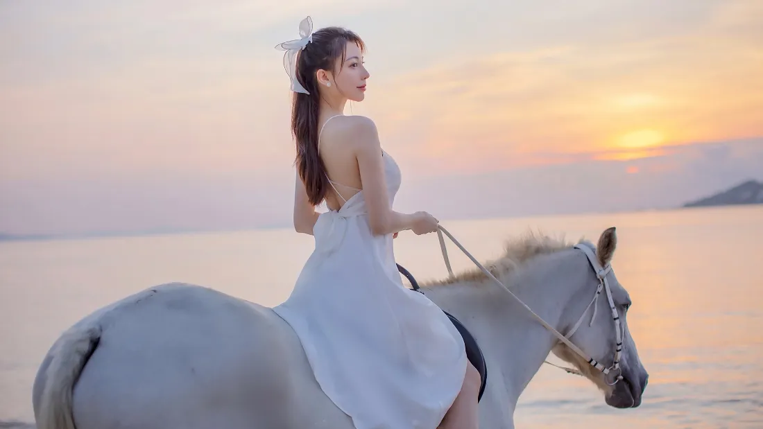 2k海边骑马白衣美女壁纸｜日落背景图片 - 海边「哲风壁纸」