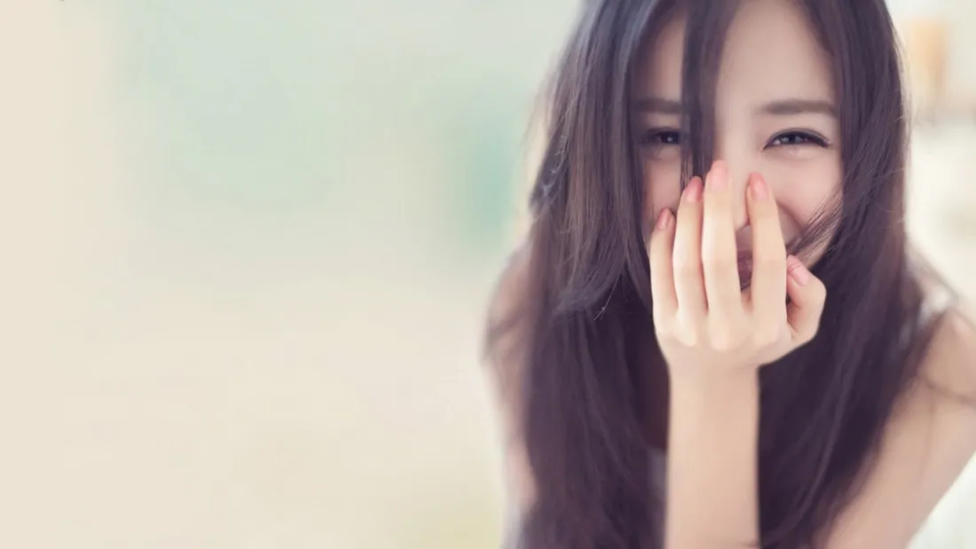 2k长发美女壁纸｜柔和背景图片 - 掩面微笑「哲风壁纸」