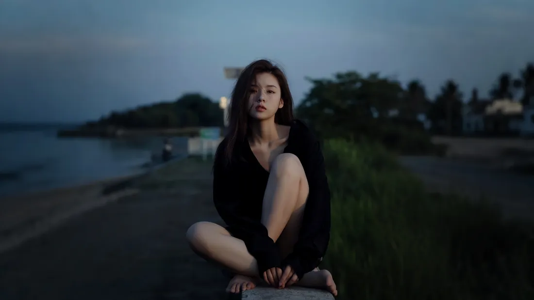 4k海边夕阳壁纸｜沙滩背景图片 - 黑衣女子「哲风壁纸」