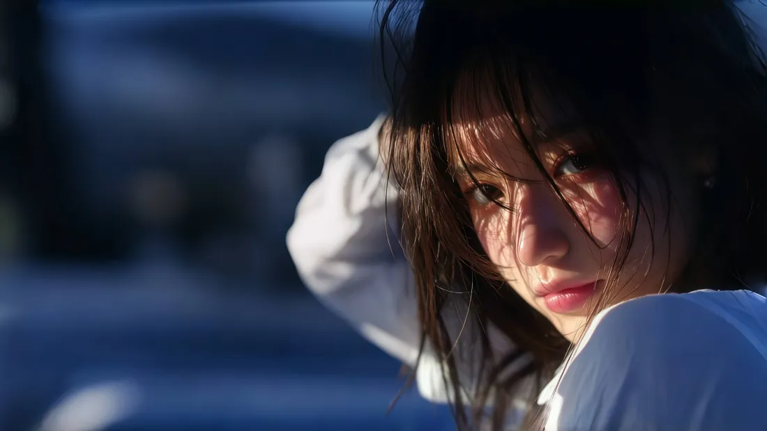 4k光影侧脸美女壁纸｜户外背景 - 白色上衣写真「哲风壁纸」