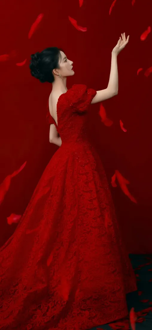 张婧仪手机壁纸｜红色背景图片 - 红衣美女「哲风壁纸」
