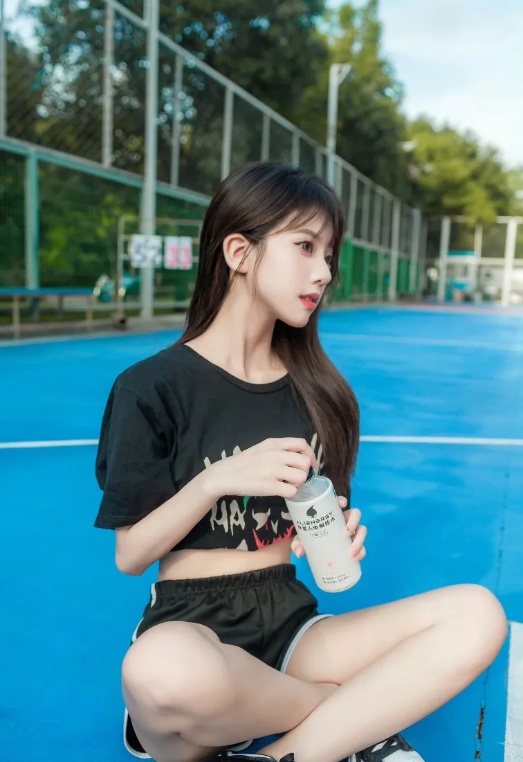 长发美女手机壁纸｜蓝色球场背景图片 - 户外「哲风壁纸」