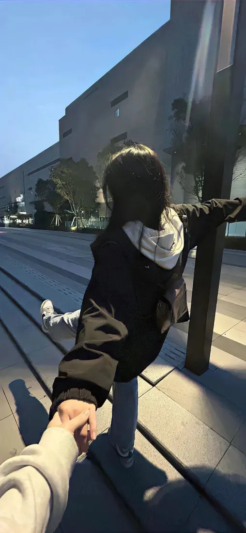 女孩手机壁纸｜城市街道背景图片 - 牵手「哲风壁纸」