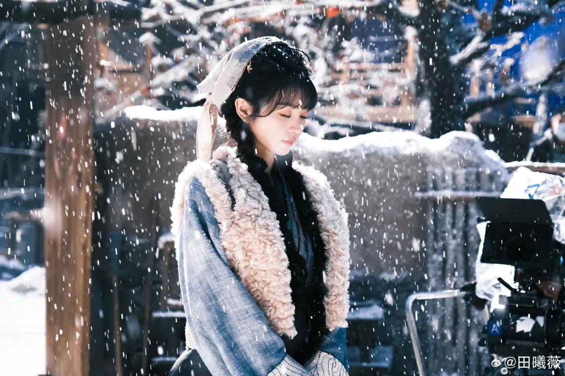 6k田曦薇雪景壁纸｜冬季背景图片 - 蓝色外套「哲风壁纸」