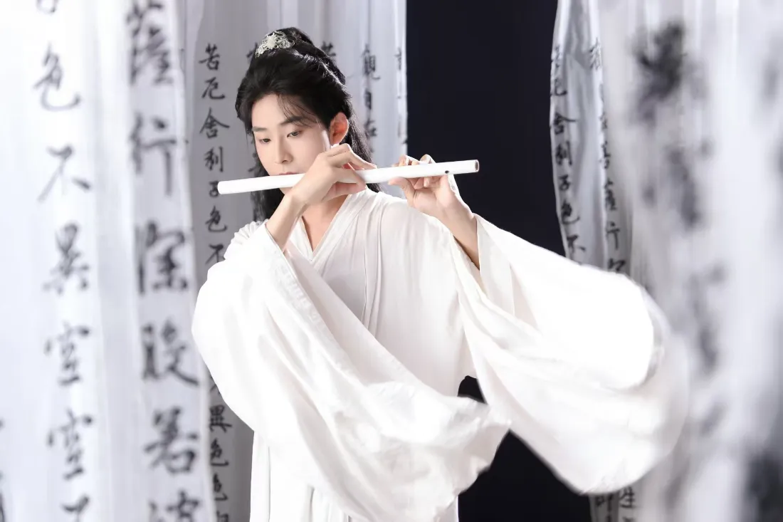 2k白衣古装吹笛壁纸｜古风书法帘 - 古装美男「哲风壁纸」