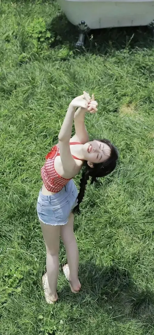 红衣女孩草地手机壁纸｜户外清新背景图片 - 可爱「哲风壁纸」