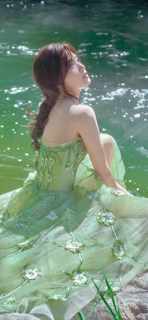 绿裙美女手机壁纸｜湖水背景 - 清新「哲风壁纸」