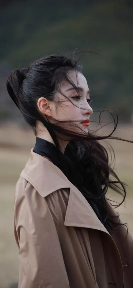 卡其风衣美女手机壁纸｜户外背景 - 风吹发丝「哲风壁纸」