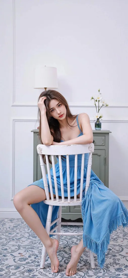 美女蓝色裙椅子手机壁纸｜室内背景 - 光脚「哲风壁纸」