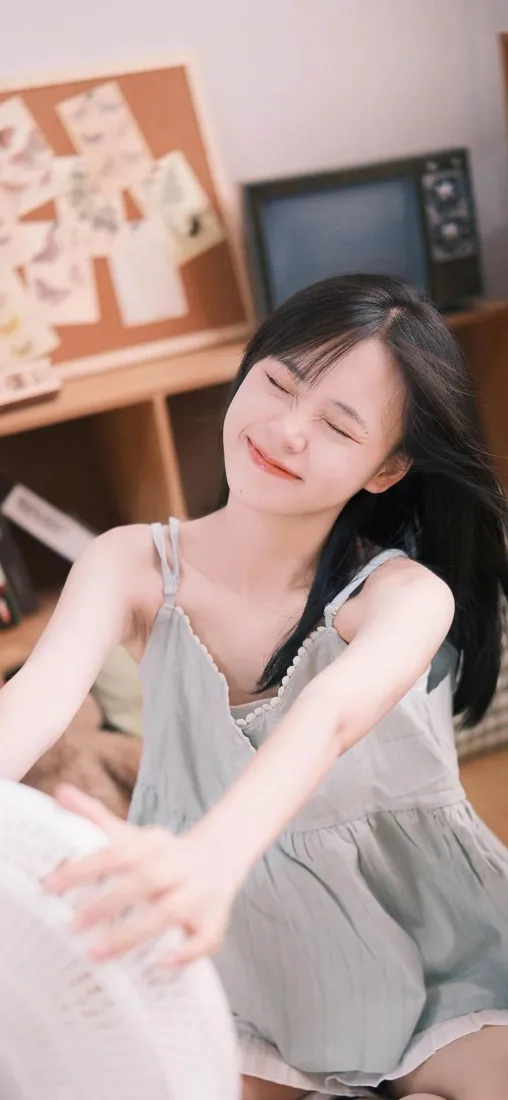 长发美女手机壁纸｜居家背景 - 浅裙微笑「哲风壁纸」