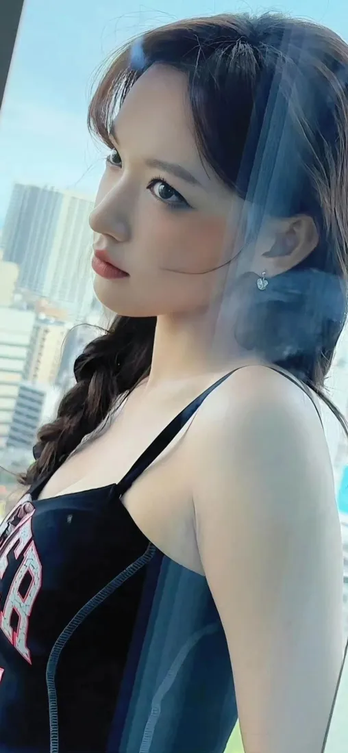 黑衣美女手机壁纸｜城市背景 - 窗边「哲风壁纸」