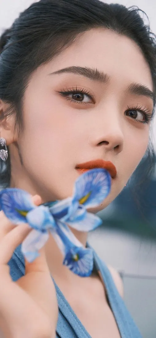 蓝衣美女持花手机壁纸｜清新背景 - 精致妆容「哲风壁纸」