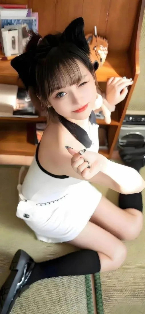 猫耳少女手机壁纸｜室内可爱背景图片 - 白衣黑袜「哲风壁纸」