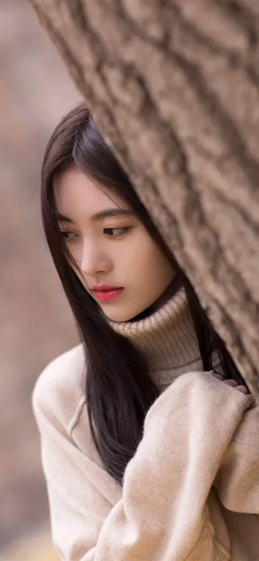 长发美女手机壁纸｜米白毛衣户外背景图片 - 清纯温柔「哲风壁纸」