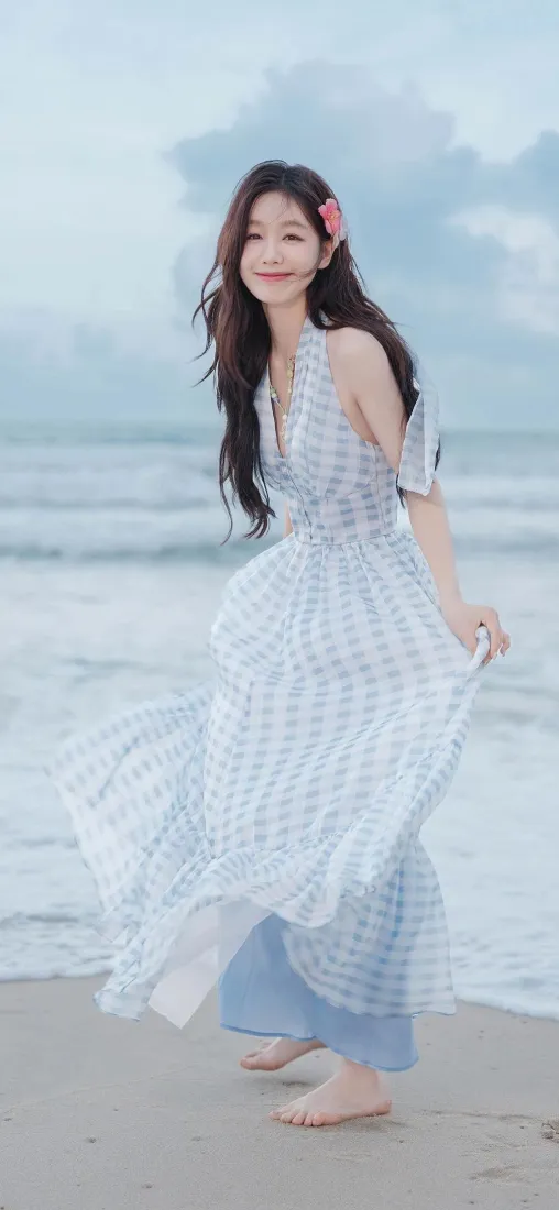 海边白裙美女手机壁纸｜沙滩背景 - 赤脚「哲风壁纸」