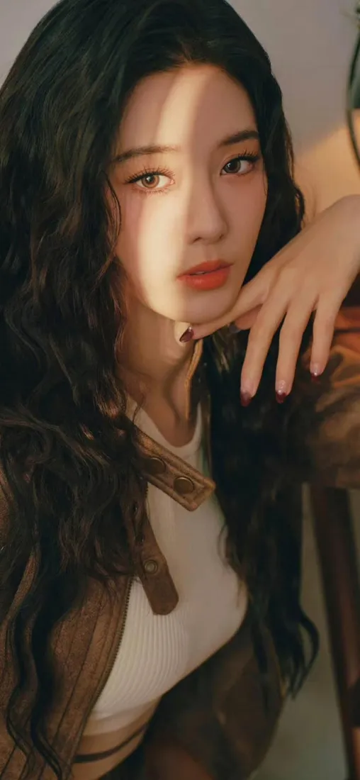 卷发美女手机壁纸｜棕色外套背景 - 迷人气质「哲风壁纸」