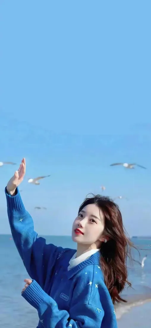 蓝衣美女海边手机壁纸｜海鸥蓝天背景 - 手机壁纸「哲风壁纸」