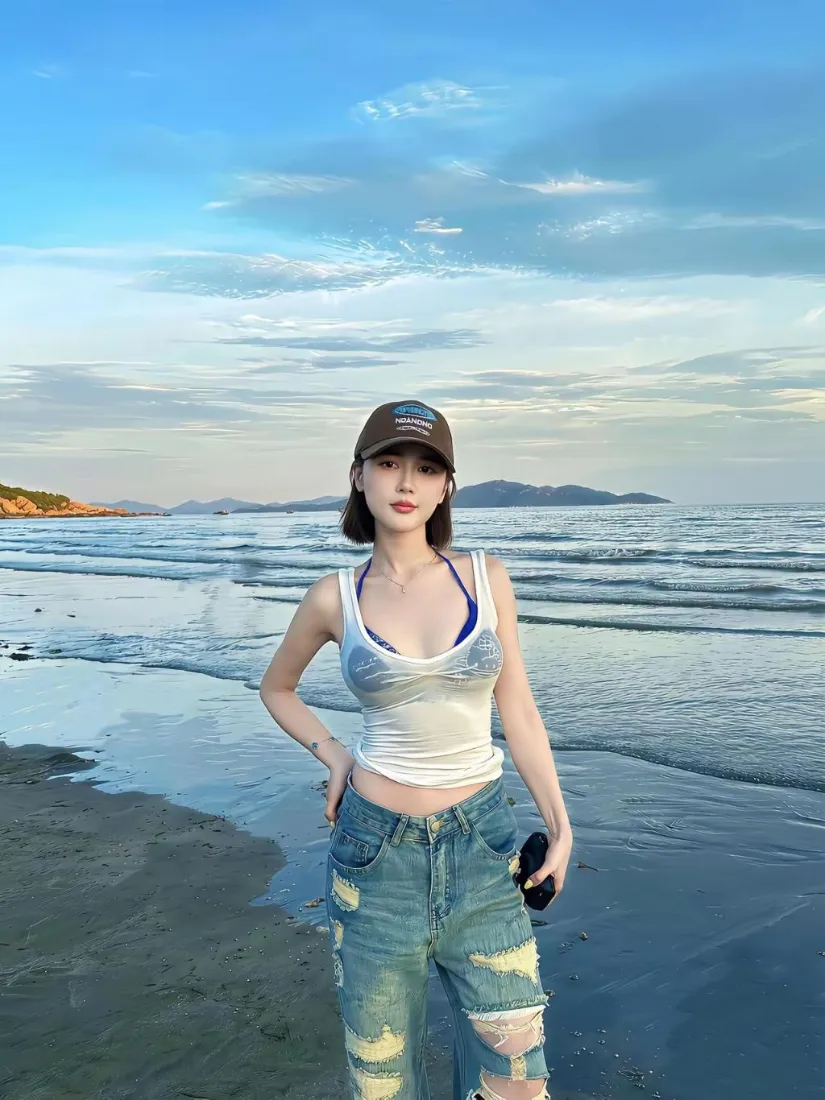 海边美女手机壁纸｜海滩背景图片 - 破洞牛仔裤「哲风壁纸」