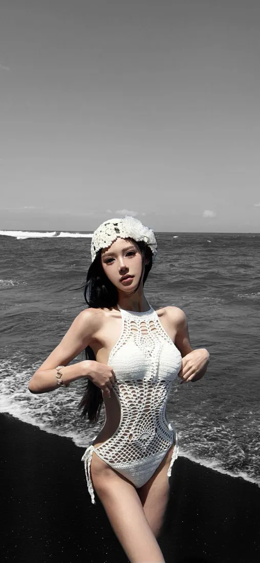 白衣美女海边黑沙滩手机壁纸｜性感泳衣 - 迷人「哲风壁纸」