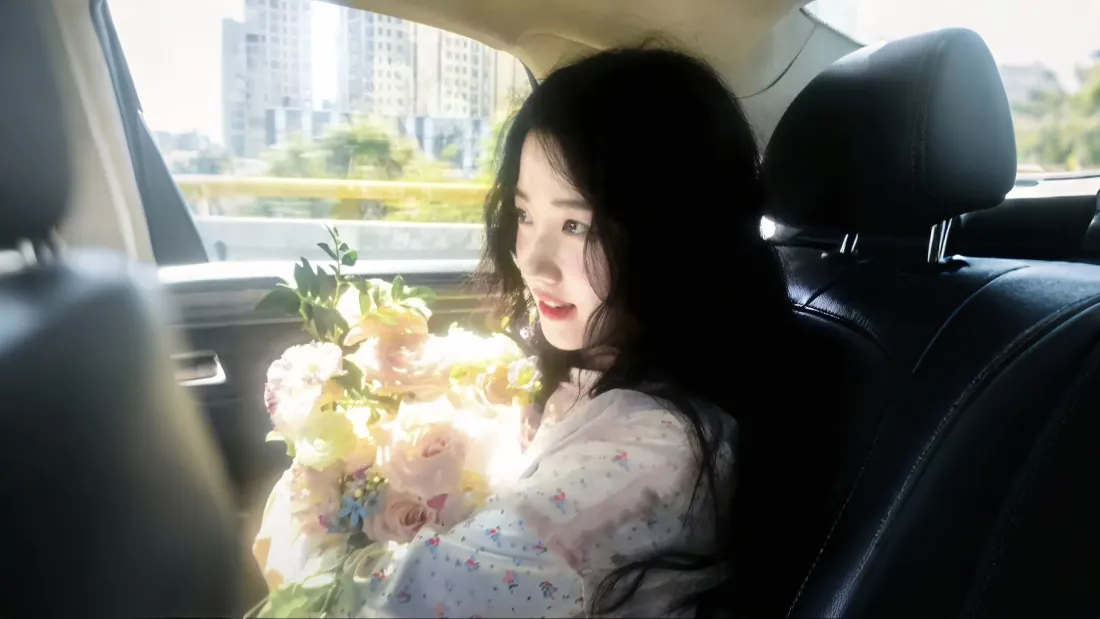 2k卢昱晓车内捧花壁纸｜城市背景 - 真人美女「哲风壁纸」