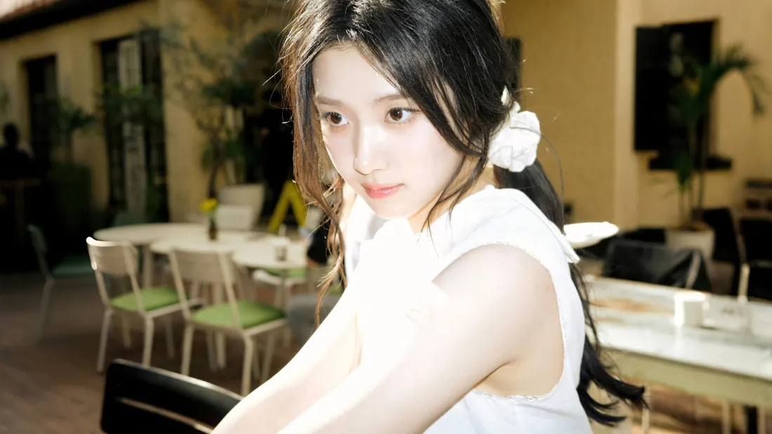 2k卢昱晓壁纸｜户外休闲背景 - 白衣美女「哲风壁纸」