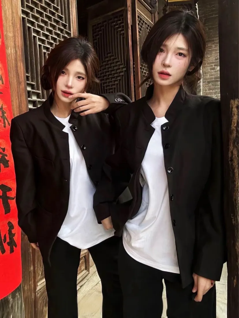 双胞胎秀儿手机壁纸｜中式木门背景 - 黑外套白内搭「哲风壁纸」