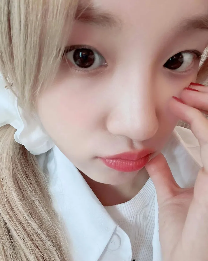 宋雨崎手机壁纸｜可爱自拍背景图 - 金发少女「哲风壁纸」