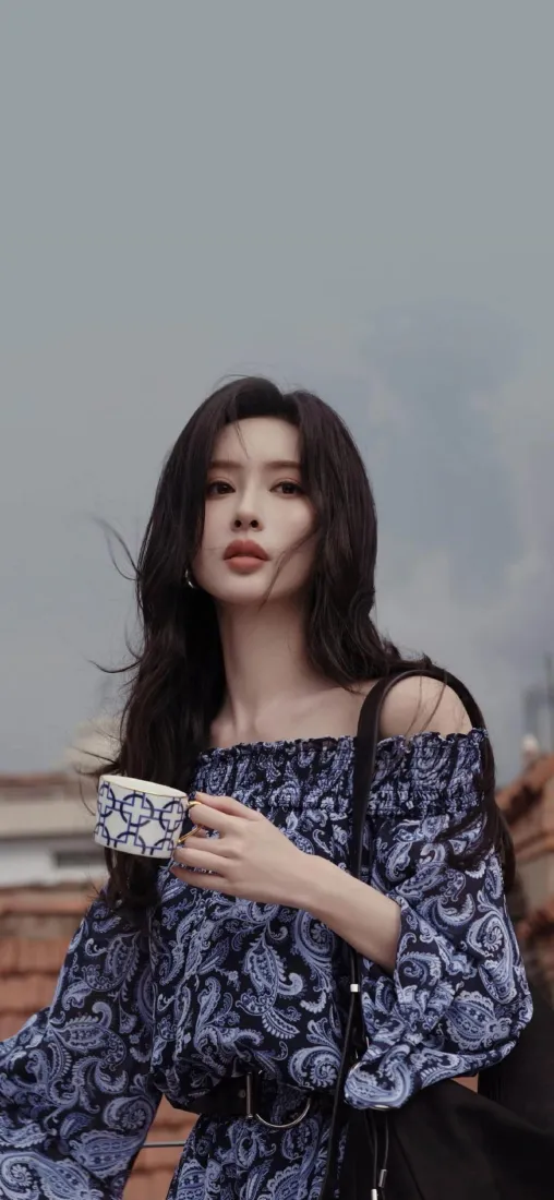 蓝花裙美女手机壁纸｜灰背景 - 时尚穿搭「哲风壁纸」