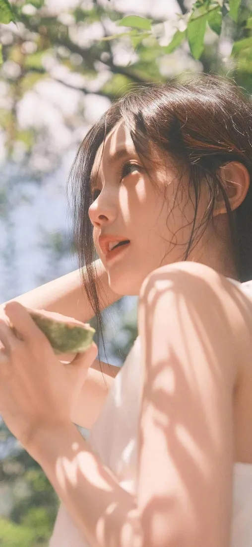 白衣美女户外光影手机壁纸｜清新背景 - 手机高清「哲风壁纸」